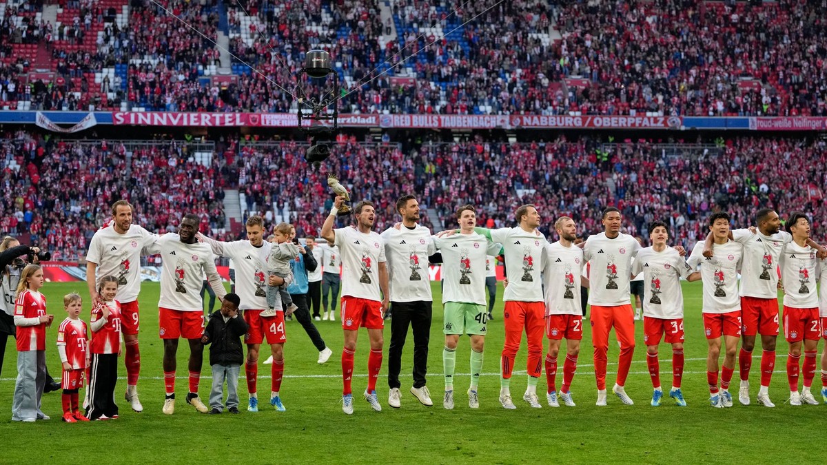 Hráči Bayernu oslavujú titul.