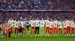 Hráči Bayernu oslavujú titul.