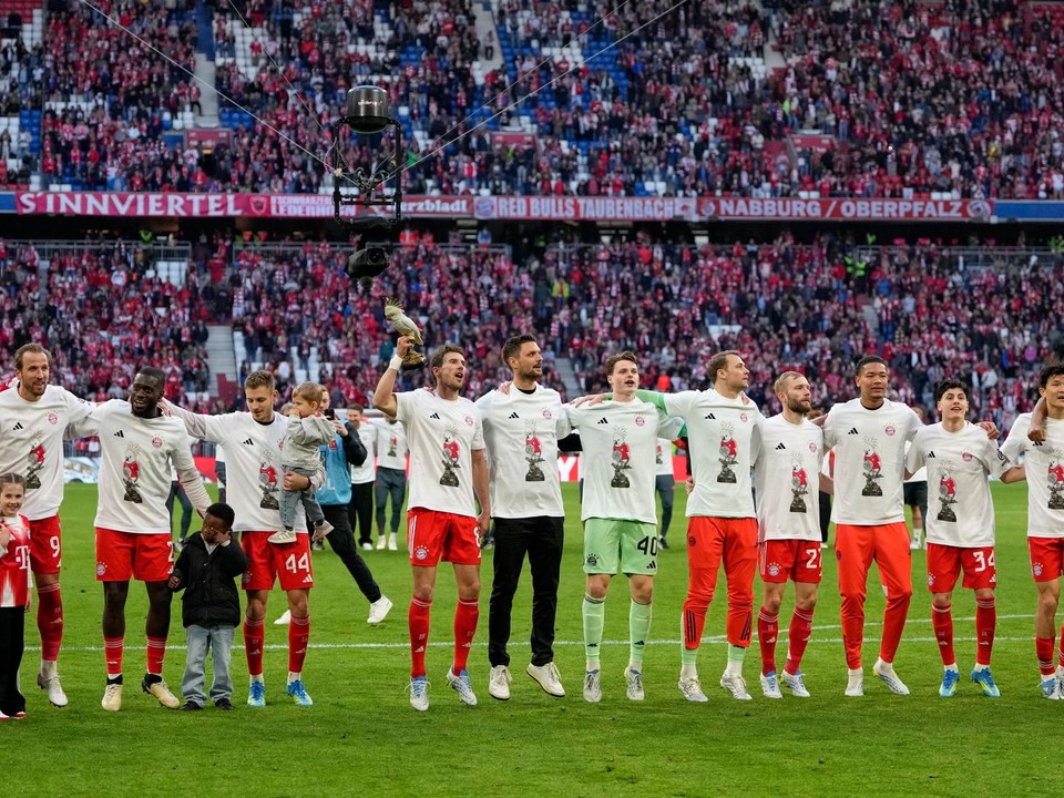 Hráči Bayernu oslavujú titul.