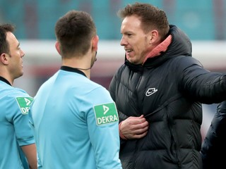Tréner Lipska Julian Nagelsmann v debate s rozhodcami. 