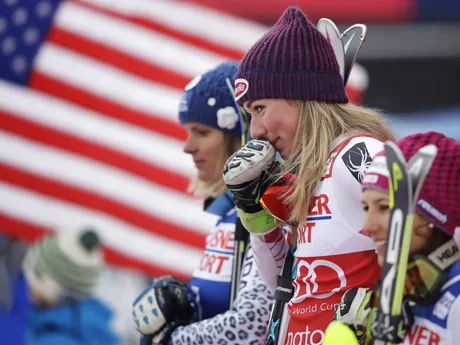 Mikaela Shiffrinová (v strede) na stupňoch víťazov aj s Veronikou Zuzulovou. 