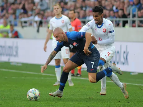 Vladimír Weiss ml. a Theodor Gebre Selassie počas zápasu Slovensko - Česko v Lige národov.