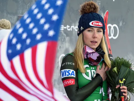 Mikaela Shiffrinová na snímke s americkou vlajkou.