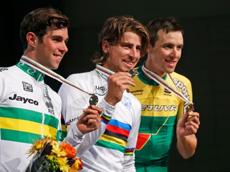 Peter Sagan sa stal v roku 2015 majstrom sveta. Zvíťazil pred Michaelom Matthewsom (vľavo) a Ramunasom Navardauskasom.