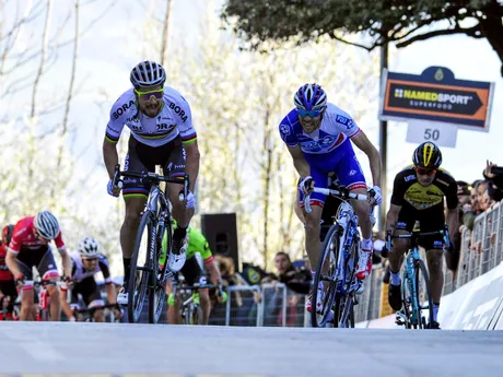 Pamätný triumf Petra Sagan v etape na Tirreno-Adriatico. Zdolal vrchárov ako Pinot, Roglič, Thomas, Dumoulin či Quintana.