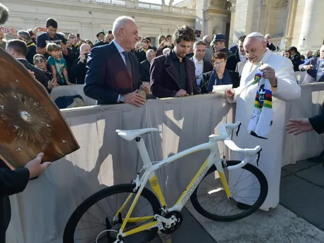 Peter Sagan s pápežom Františkom.