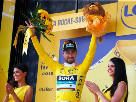 Peter Sagan sa po druhej etape Tour de France 2018 obliekol do žltého dresu vedúceho pretekára.