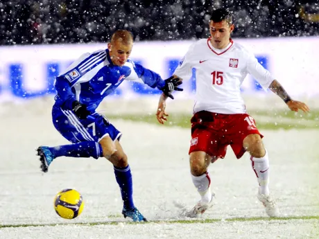 Na snímke v súboji o loptu vľavo Vladimír Weiss ml. (Slovensko) a vpravo  Ludovic Obraniak (Poľsko)  v kvalifikačnom futbalovom stretnutí 3. skupiny o postup na MS do JAR 2010 medzi výbermi Poľska a Slovenska 14. októbra 2009 v Chorzówe.