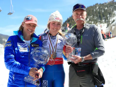 Mikaela Shiffrinová s rodičmi Jeffom a Eileen.