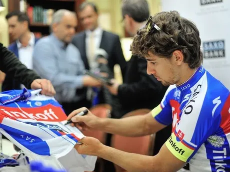 Peter Sagan podpisuje dres na tlačovej konferencii. 