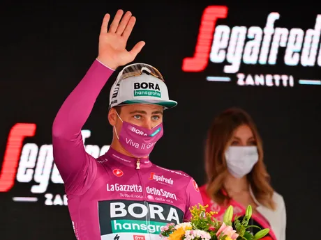 Peter Sagan v cyklámenovom drese na Giro d'Italia 2021. 