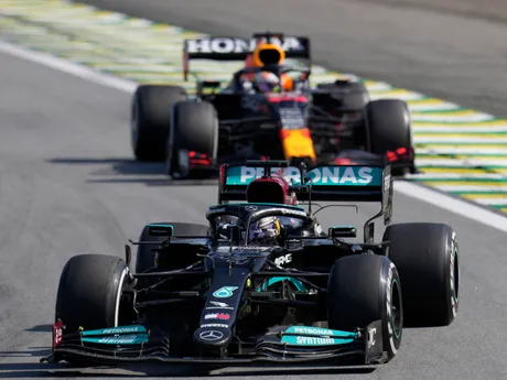 Na snímke Lewis Hamilton (vpredu) a Max Verstappen. 