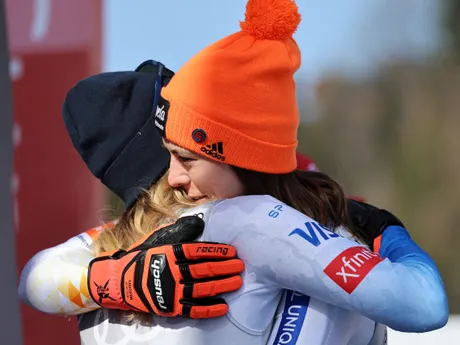 Petra Vlhová v objatí so svojou rivalkou Mikaelou Shiffrinovou.