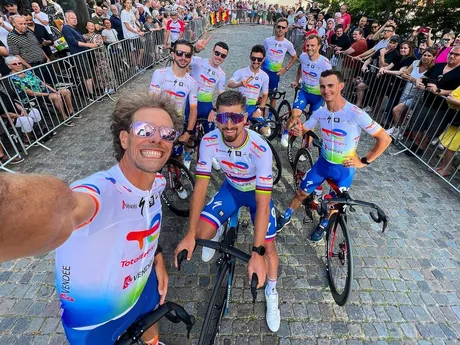 Daniel Oss (vľavo), Peter Sagan a celý tím TotalEnergies.