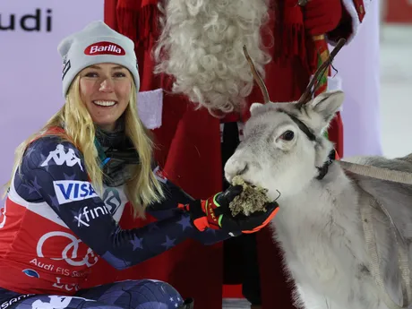 Mikaela Shiffrinová kŕmi soba po víťazstve vo fínskom Levi.