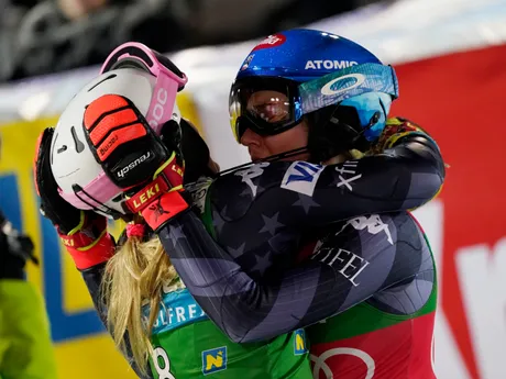 Radosť amerických lyžiarok Pauly Moltzanovej a Mikaely Shiffrinovej.