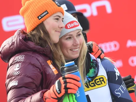 Petra Vlhová a Mikaela Shiffrinová počas podujatia v Kranjskej Gore.