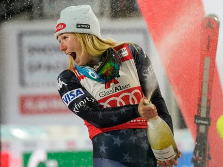 Mikaela Shiffrinová strieka šampanské vo Flachau.