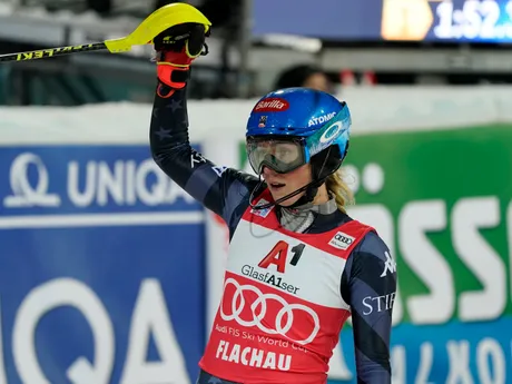 Americká lyžiarka Mikaela Shiffrinová a jej víťazné gesto. 