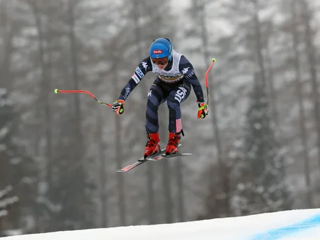 Mikaela Shiffrinová počas zjazdu v talianskom stredisku Cortina d'Ampezzo 2023.