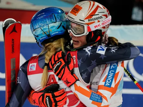 Mikaela Shiffrinová a Petra Vlhová po slalome vo Flachau 2023.