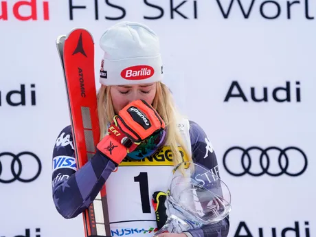 Mikaela Shiffrinová v slzách po víťazstve v Kranjskej Gore. 