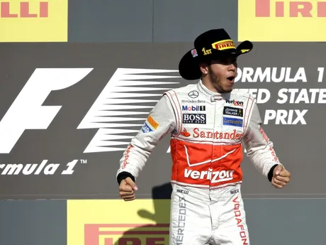 Lewis Hamilton oslavuje víťazstvo na VC USA.