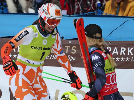 Mikaela Shiffrinová gratuluje Petre Vlhovej k víťazstvu v Soldeu. 