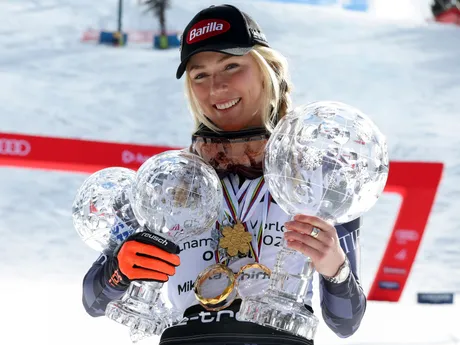 Mikaela Shiffrinová pózuje s glóbusmi za slalom, obrovský slalom a celkové prvenstvo vo Svetovom pohári 2022/2023.