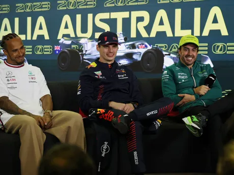 Lewis Hamilton, Max Verstappen a Fernando Alonso.