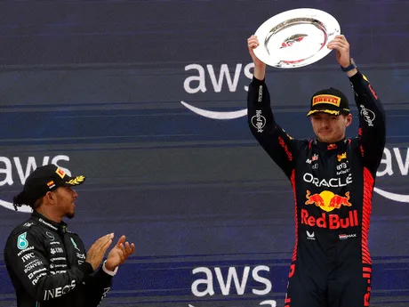 Lewis Hamilton na pódiu s víťazom Maxom Verstappenom.