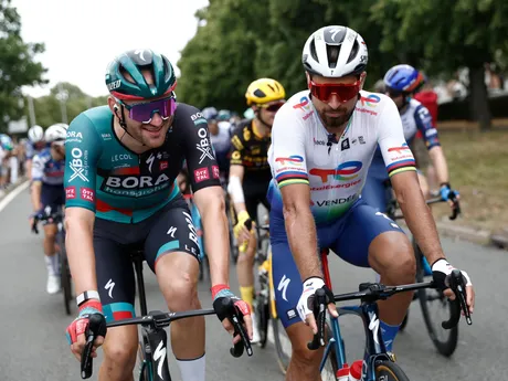 Peter Sagan (vpravo) a Jordi Meeus počas poslednej etapy na Tour de France 2023.