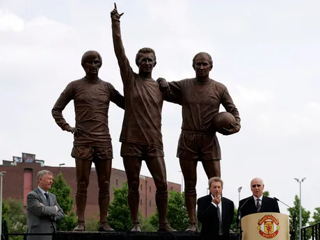 Súsošie, ktoré zachytáva hviezdne útočné trio Manchestru United - sprava Bobby Charlon, Denis Law a  George Best.