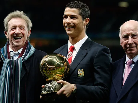 Cristiano Ronaldo s legendami Manchestru United - zľava Denis Law a Bobby Charlton.