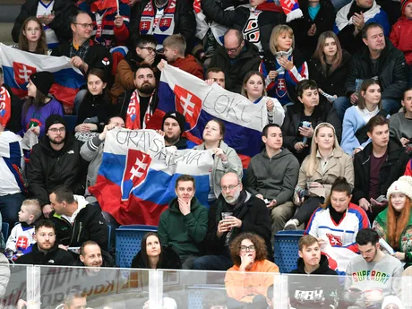 Na snímke slovenskí fanúšikovia povzbudzujú počas zápasu Slovensko – Lotyšsko  na domácom turnaji Kaufland Cup v Bratislave v piatok 15. decembra 2023.