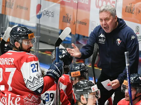 Na snímke vpravo tréner Slovana Peter Oremus v zápase 30. kola Tipos extraligy v hokeji HC Slovan Bratislava - HK Nitra.