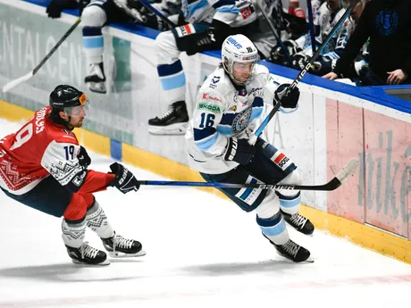Na snímke vľavo Brett Findlay (Slovan) a vpravo Marko Stacha (Nitra) v zápase 30. kola Tipos extraligy v hokeji HC Slovan Bratislava - HK Nitra.