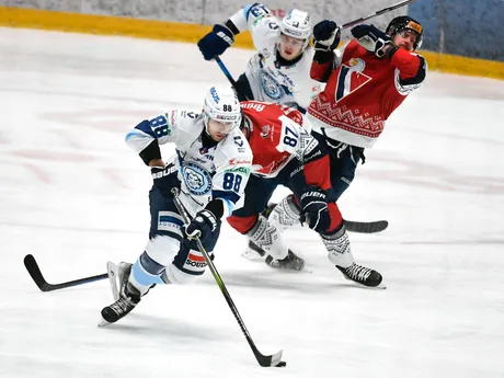 Na snímke v popredí David Okoličány (Nitra) v zápase 30. kola Tipos extraligy v hokeji HC Slovan Bratislava - HK Nitra