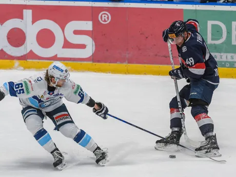 Na snímke zľava Alex Cotton (Nitra) a Samuel Takáč (Slovan) počas zápasu 27. kola hokejovej Tipos extraligy HC Slovan Bratislava – HK Nitra 20. decembra 2023 v Bratislave.