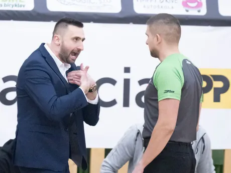 Na snímke vľavo tréner basketbalistov Interu Danilo Rakočevič v diskusii s rozhodcom počas zápasu BK Inter Bratislava - Iskra Svit.