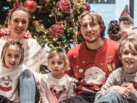 Luka Modrič s rodinou pri vianočnom stromčeku. 