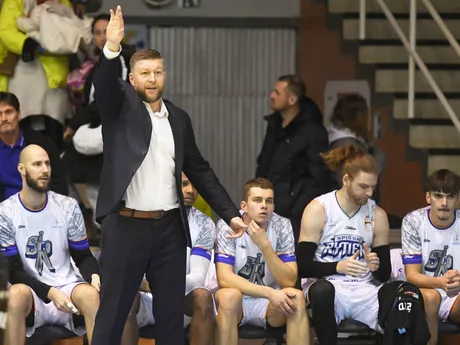 Na snímke vľavo stojí tréner Spišskej Novej Vsi Teo Hojč v zápase 20. kola Niké SBL v basketbale mužov Spišskí Rytieri - BC Prievidza.