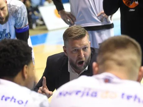 Na snímke uprostred tréner Spišskej Novej Vsi Teo Hojč v zápase 20. kola Niké SBL v basketbale mužov Spišskí Rytieri - BC Prievidza.