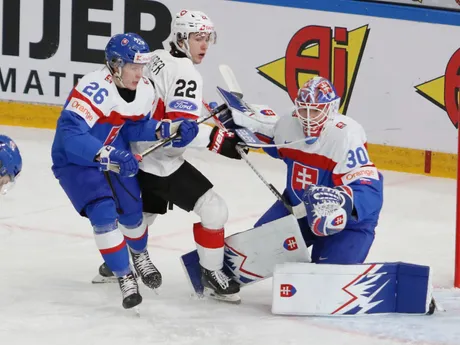 Boris Žabka a brankár Adam Gajan v zápase Slovensko - Švajčiarsko na MS v hokeji do 20 rokov 2024.