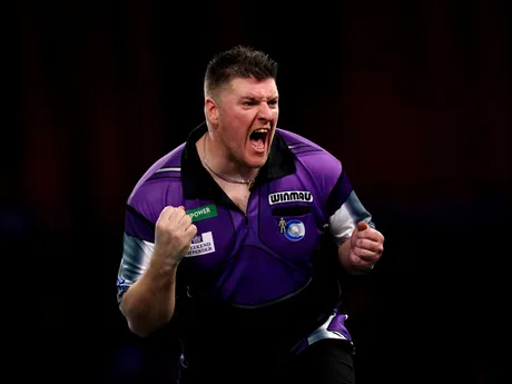 Daryl Gurney sa teší z výhry nad Rickym Evansom. 