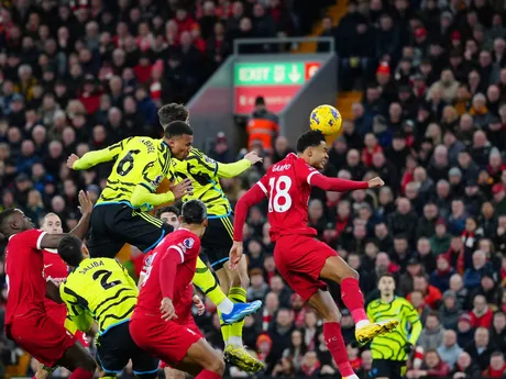 Gabriel strieľa úvodný gól v zápase Liverpool - Arsenal.