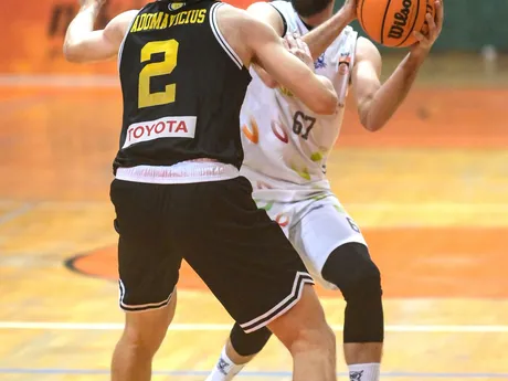 Na snímke zľava Arnas Adomavičius (Bratislava) a Ladislav Stojanov (Nitra) v zápase 20. kola Niké SBL v basketbale mužov medzi Slávia SPU Nitra a Inter Bratislava.