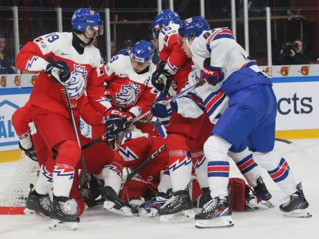 Zmätok pred bránou v zápase Česko - USA na MS v hokeji hráčov do 20 rokov 2024. 