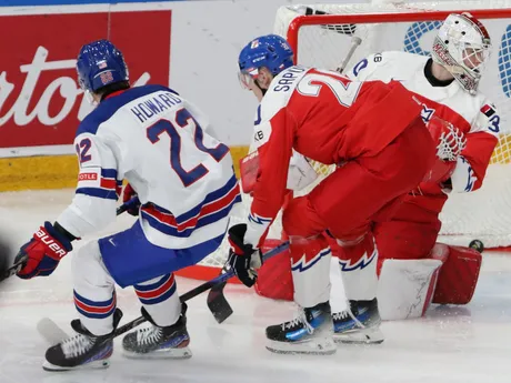 Isaac Howard a Matyáš Šapovaliv v zápase Česko - USA na MS v hokeji hráčov do 20 rokov 2024. 