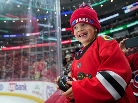 Šesťročný fanúšik pred zápasom NHL medzi Chicagom a Montrealom.